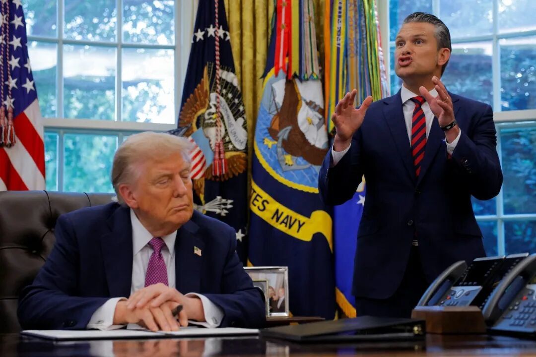 特朗普和战争部部长海格塞斯(右)/图源:新华社