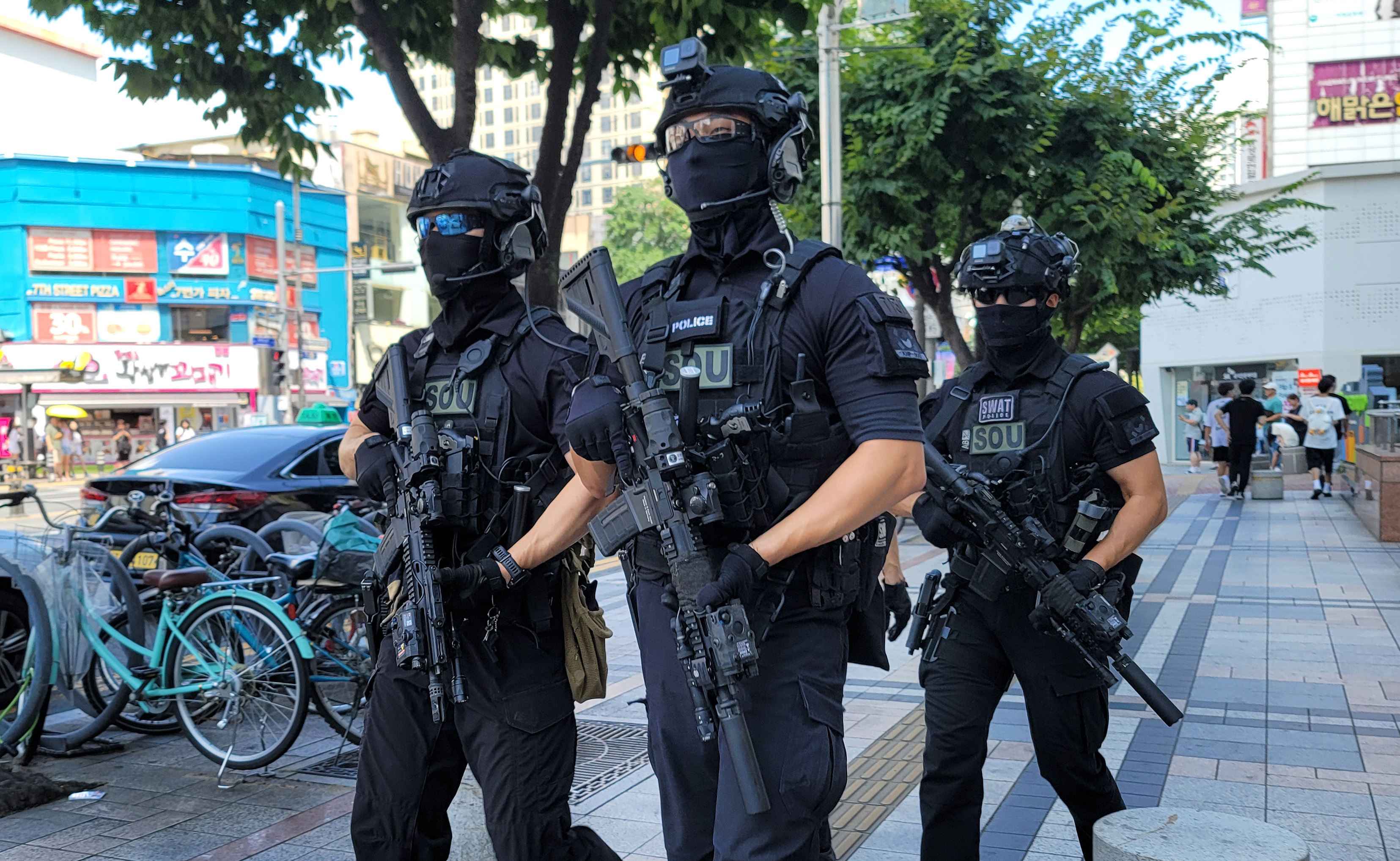 2023年8月6日，全副武装的特警在韩国大邱街头巡逻。新华社/纽西斯通讯社