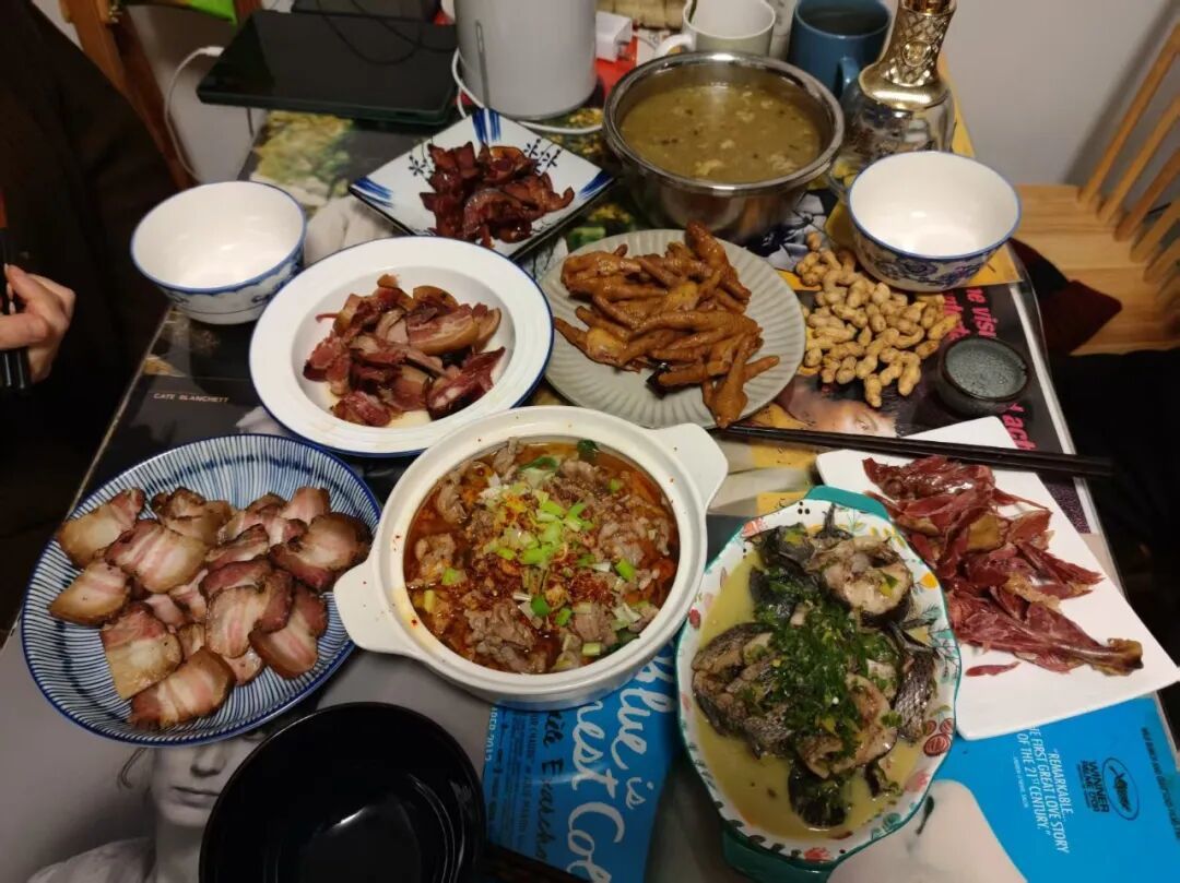 陆晓霞与父母在上海做的年夜饭/受访者供图