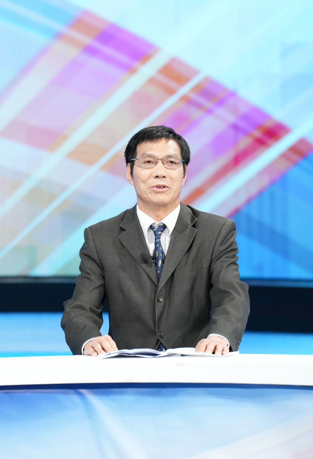 广东省发展和改革研究院院长吴祖艳在第三十一期“中国经济圆桌会”大型全媒体访谈节目录制现场发言。新华社记者 任鹏飞 摄