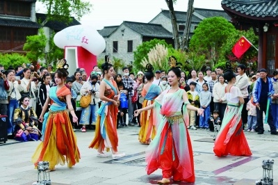 国庆假期,栖霞山景区推出国风雅韵活动及大学生音乐会等,不少市民游客乘坐开通初期运营的地铁6号线前来游玩。 南京日报/紫金山新闻记者 徐琦 摄