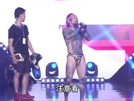 日本红毛在发布会现场推搡挑衅股票配资在线论坛股票配资在线论坛，贵州小伙怒而连出七拳将其击倒