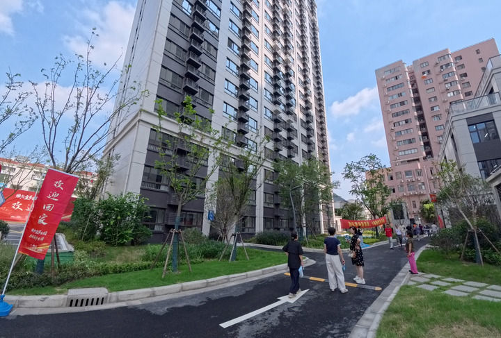 2025年9月15日,居民走在新建成的上海市静安区谈家桥小区内。新华社记者 方喆 摄