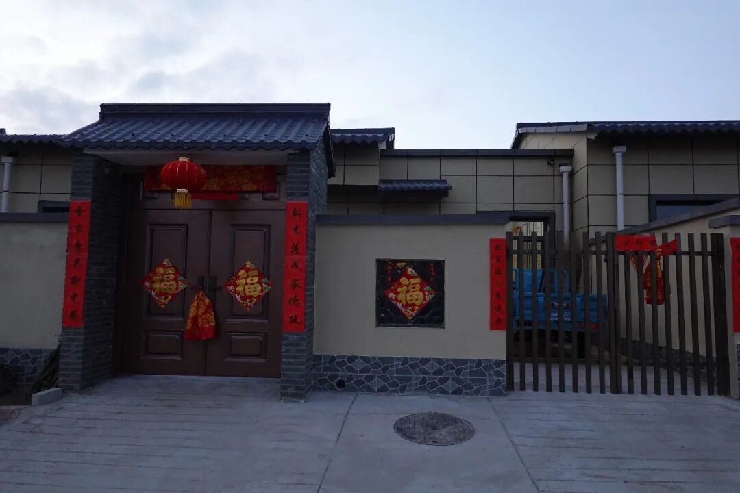 丁亮家的新屋,挂灯笼,贴对联,一派喜庆模样