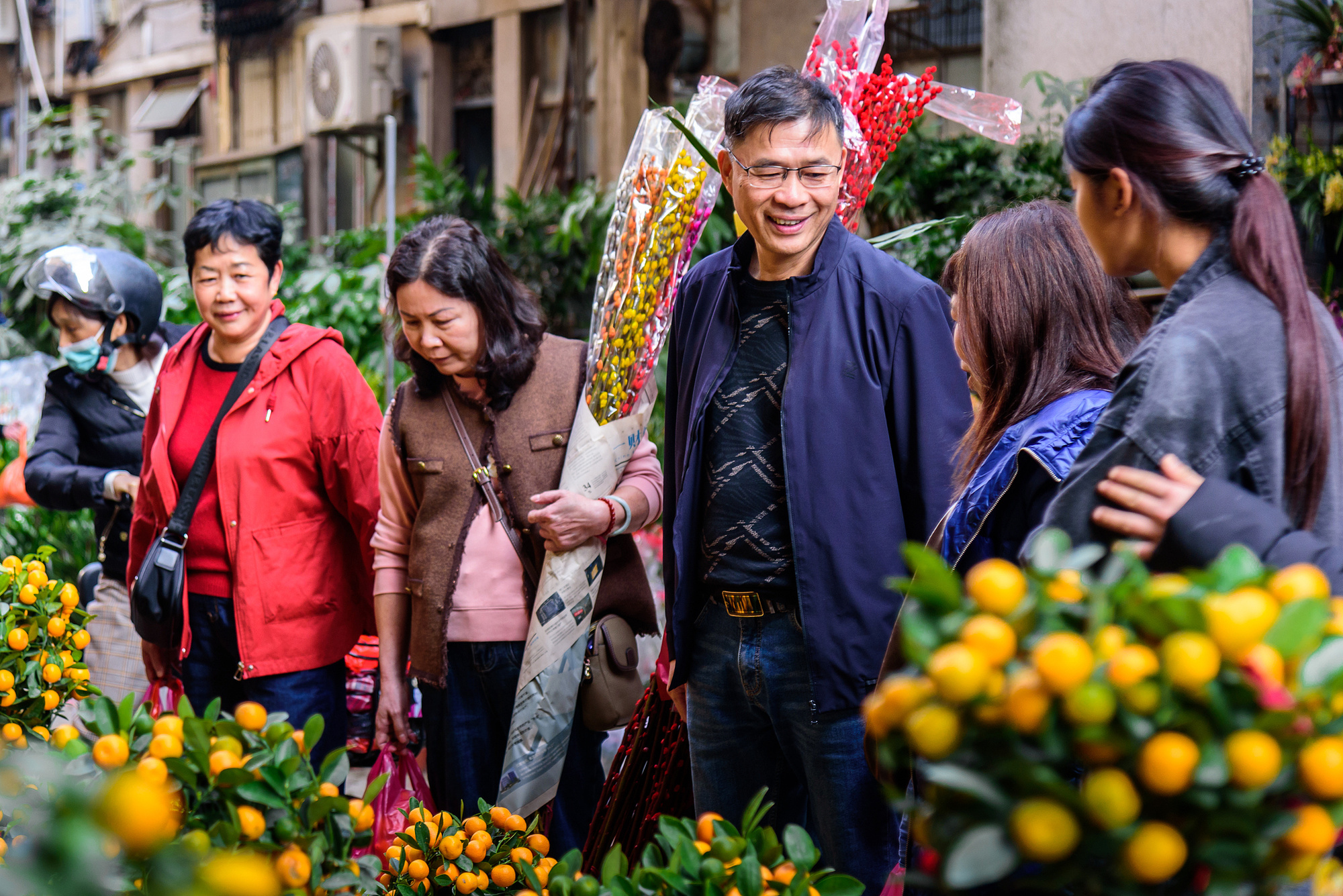 广东东莞，市民在年宵花市选购年桔