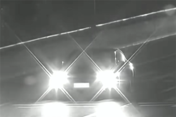 须眉加班到凌晨 回家开智驾在高速上睡着！车子成功停在车谈中央