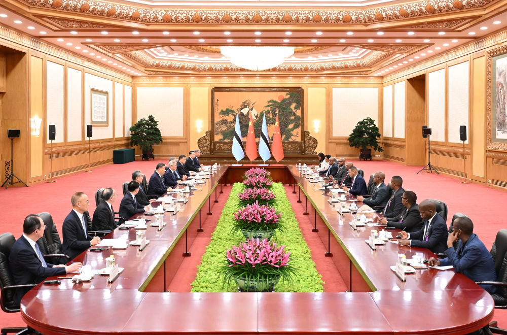 10月13日下午,国家主席习近平在北京人民大会堂同来华进行国事访问的博茨瓦纳总统博科举行会谈。新华社记者 李响 摄