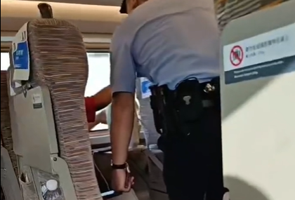 高铁乘客倏得拿出台式电电扇吹风被劝戒 12306恢复：能带但不行用