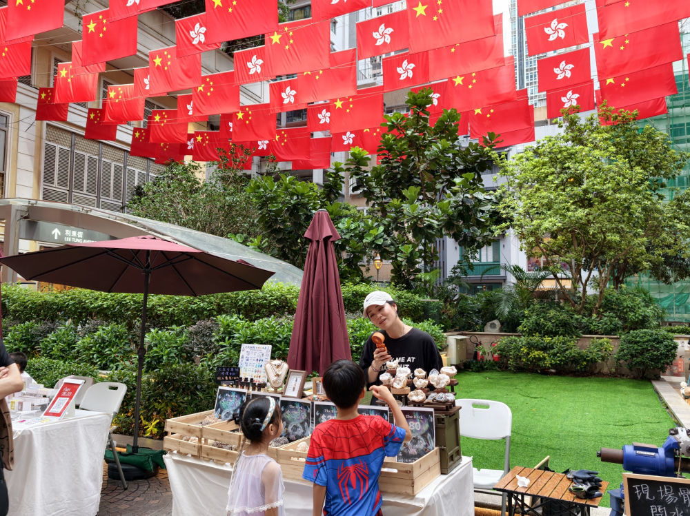 这是10月3日拍摄的香港湾仔利东街市集。新华社记者 贺小童 摄