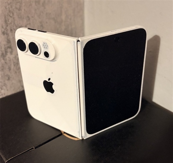 iPhone Fold最新模型出炉：音量键搬到顶部 果粉不得不重新适应