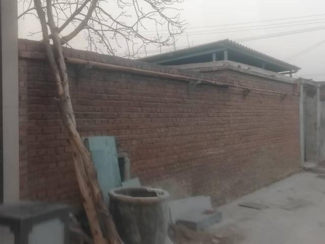 图片左上侧断掉的管道,即为烂尾了的煤改气。