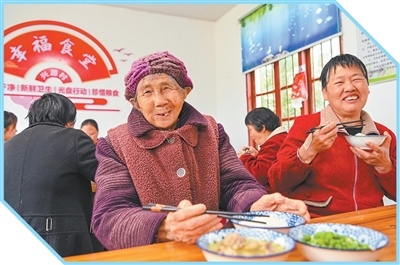 江西省宜春市铜鼓县永宁镇兴源村的老人在用餐。周 亮摄（影像中国）