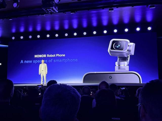 刚刚,荣耀人形机器人热舞亮相欧洲!全球第一个“机器人手机”真机首秀