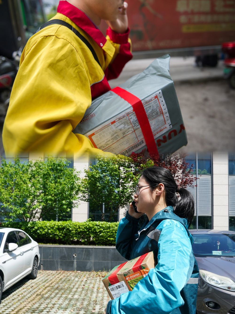 上图：2014年4月27日，在安徽合肥，快递员在派送包裹的路上；下图：2026年4月24日，在安徽省合肥市中国声谷，安徽邮政投递员派送茶叶包裹。新华社记者 杜宇 摄