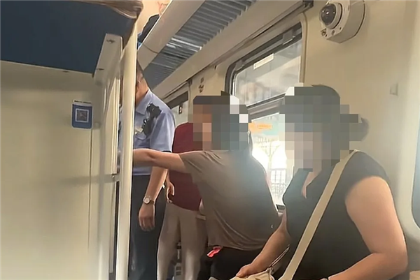 上铺的行李能不可放到下铺床下 网友：应该先到先得 12306回答