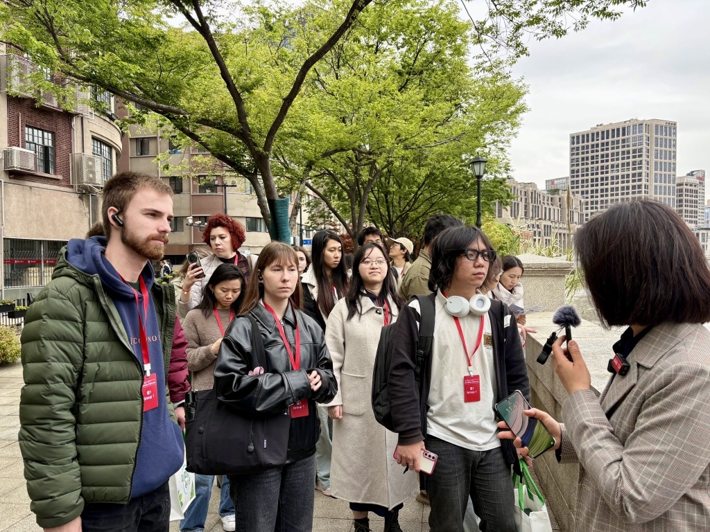 4月23日，来自西交利物浦大学的师生调研北外滩街道“15分钟社区生活圈”。本文图片均为澎湃新闻记者 陈悦 图