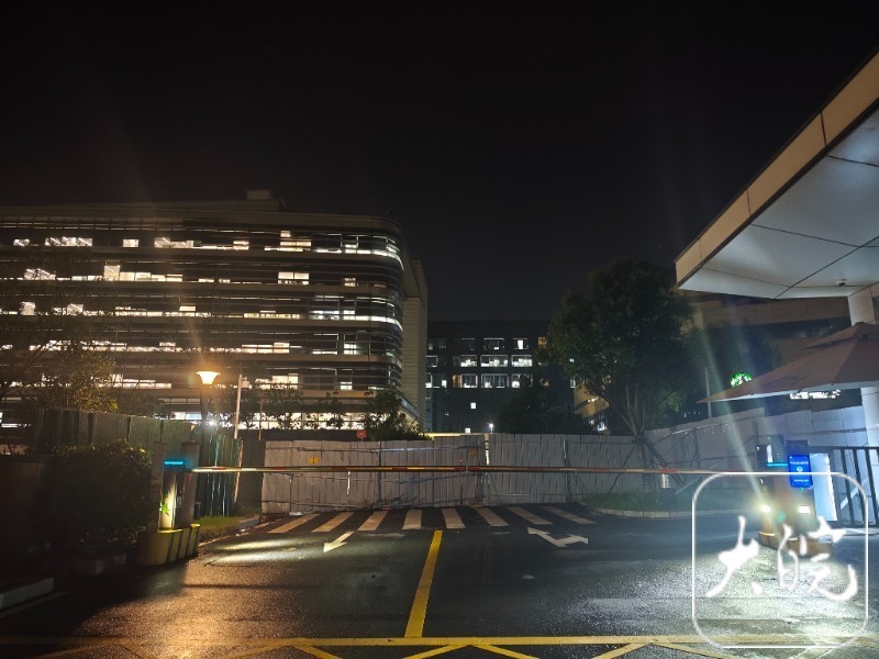 长鑫厂区内部灯火通明。