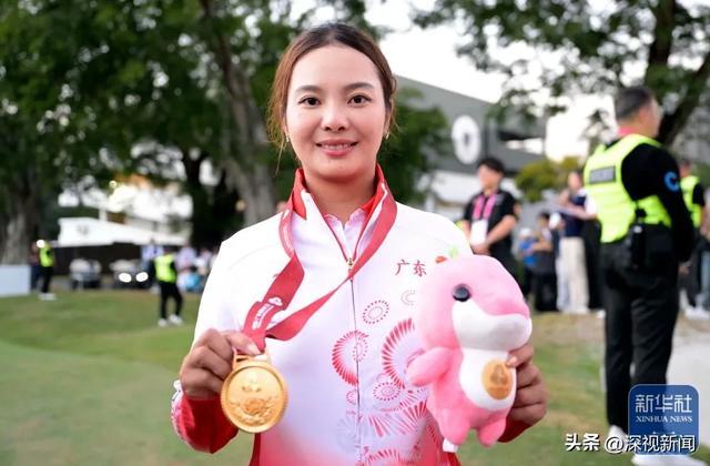 2025年11月16日,第十五届全国运动会高尔夫球比赛,张维维获得女子个人冠军 图/新华社