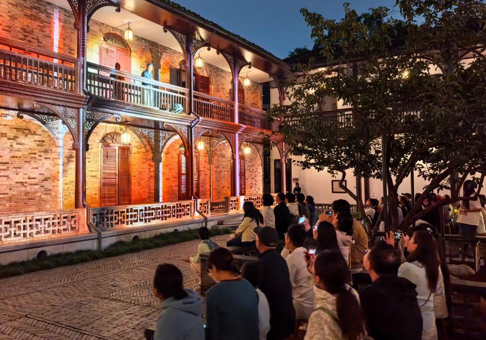 10月4日晚,游客在江苏扬州何园体验沉浸式夜演。 新华社记者 李贺 摄