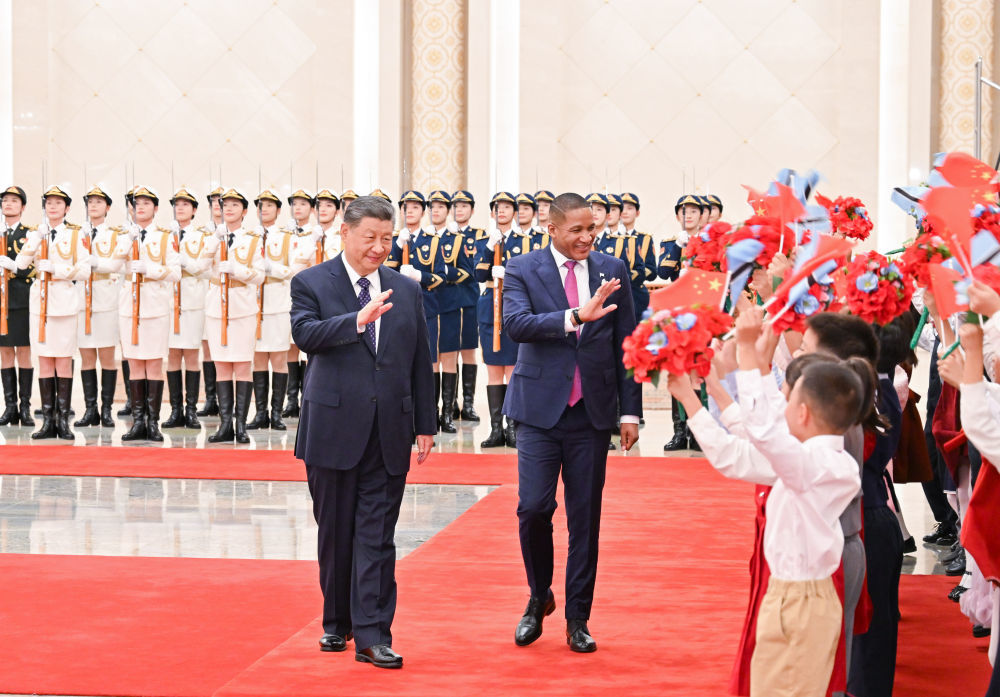 10月13日下午,国家主席习近平在北京人民大会堂同来华进行国事访问的博茨瓦纳总统博科举行会谈。这是会谈前,习近平在人民大会堂北大厅为博科举行欢迎仪式。新华社记者 岳月伟 摄