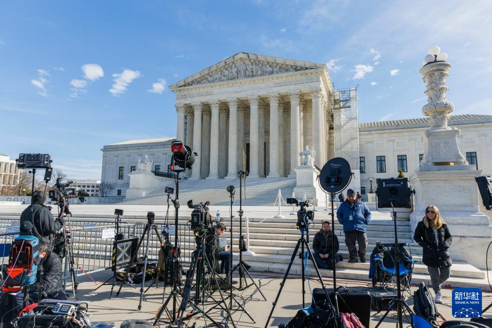 媒体记者聚集在美国首都华盛顿的美国联邦最高法院外进行报道。 资料图:新华社