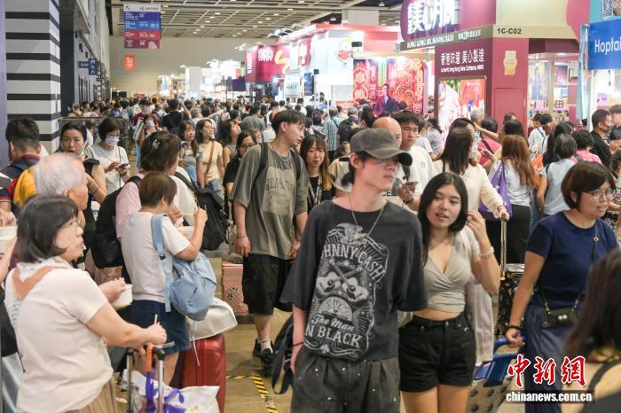 8月13日,由香港贸易发展局主办的美食博览等五大展会同期在香港会议展览中心开幕,吸引了来自超过30个国家和地区的逾1850家参展商。图为民众参观美食博览。 中新社记者 陈永诺 摄