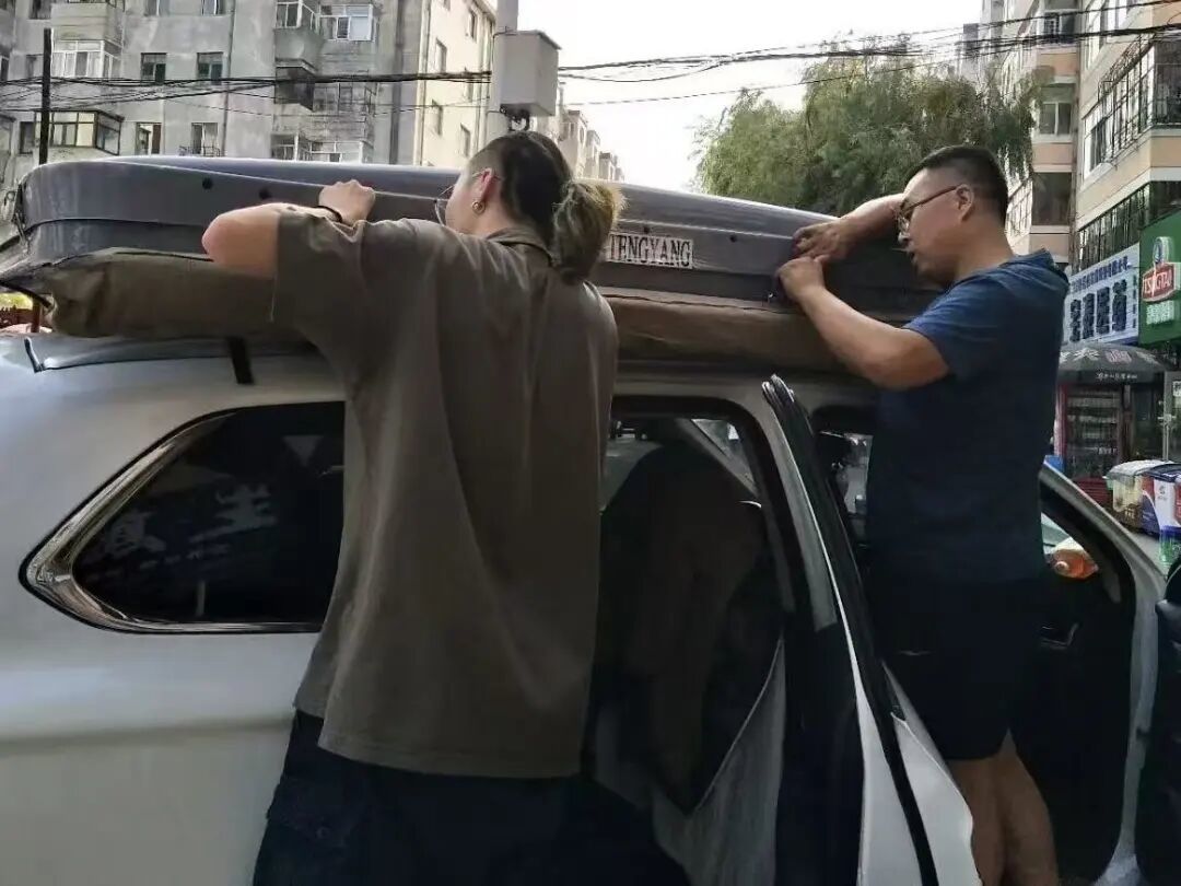 2019年,薛瀚霖和父亲在为自驾游做准备。