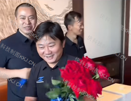 宿命般缘分!张雪和董路竟是同一天生日 庆生现场画面流出