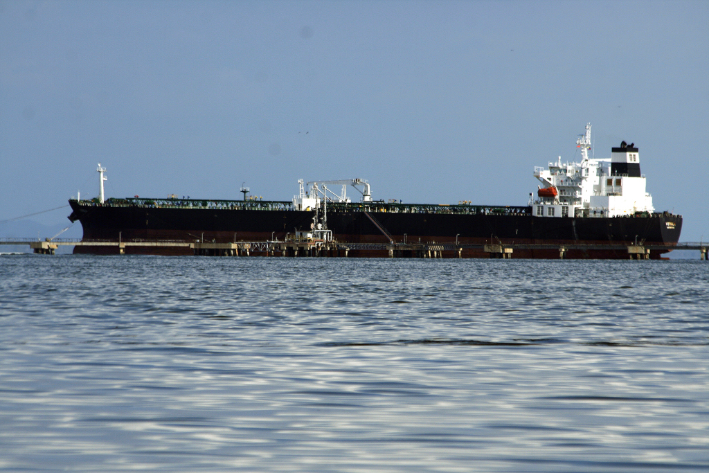 2023日,委内瑞拉苏利亚,两艘油轮在马拉开波湖炼油厂装载原油。美国石油公司雪佛龙公司派遣两艘船前往委内瑞拉,四年来首次从委内瑞拉开采原油。