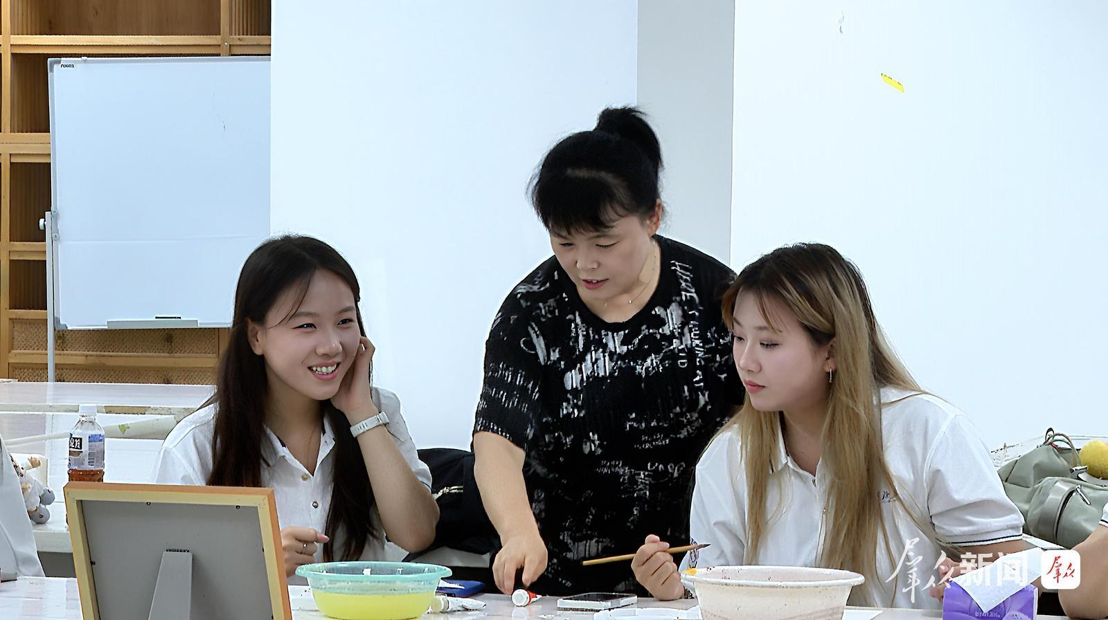 7月30日,来自西北工业大学文化遗产研究院的学生走进安塞,安塞民间绘画市级代表性传承人王福丽为学生们现场授课。通讯员 白雪摄