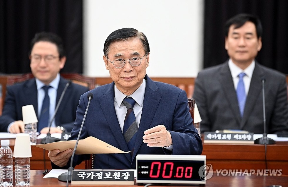 韩国国情院院长李锺奭（居中）