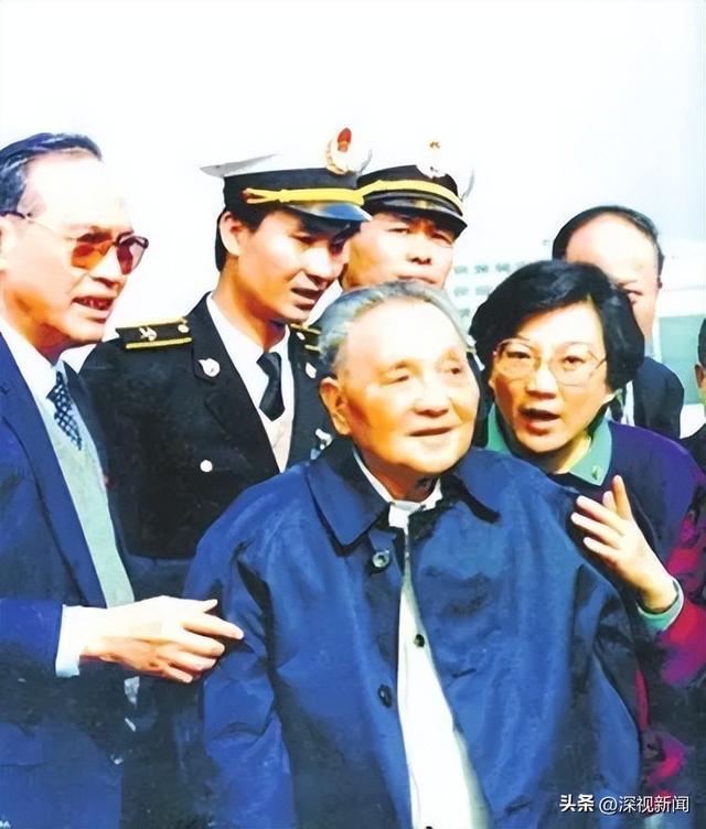 1992年,邓小平在皇岗口岸考察(图源 / 人民网)