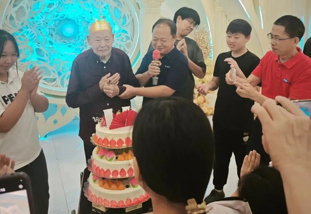 桂一元（左三）和父亲唐鹏（左二）一起过100岁生日宴
