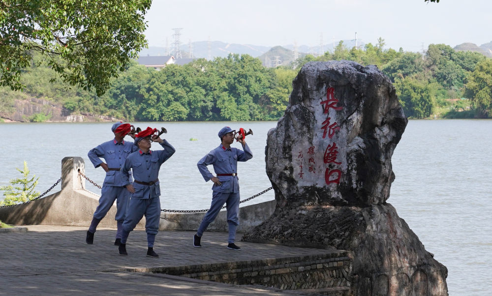 2026年7月22日，在江西于都东门渡口，演员在表演长征主题情景剧《告别》。新华社记者 周密 摄