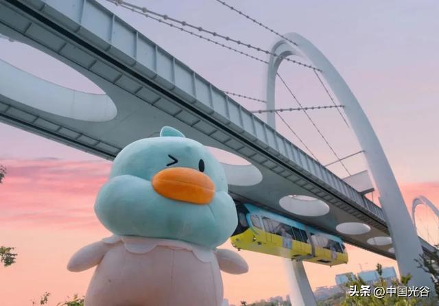 光谷空轨下的青青鸭玩偶