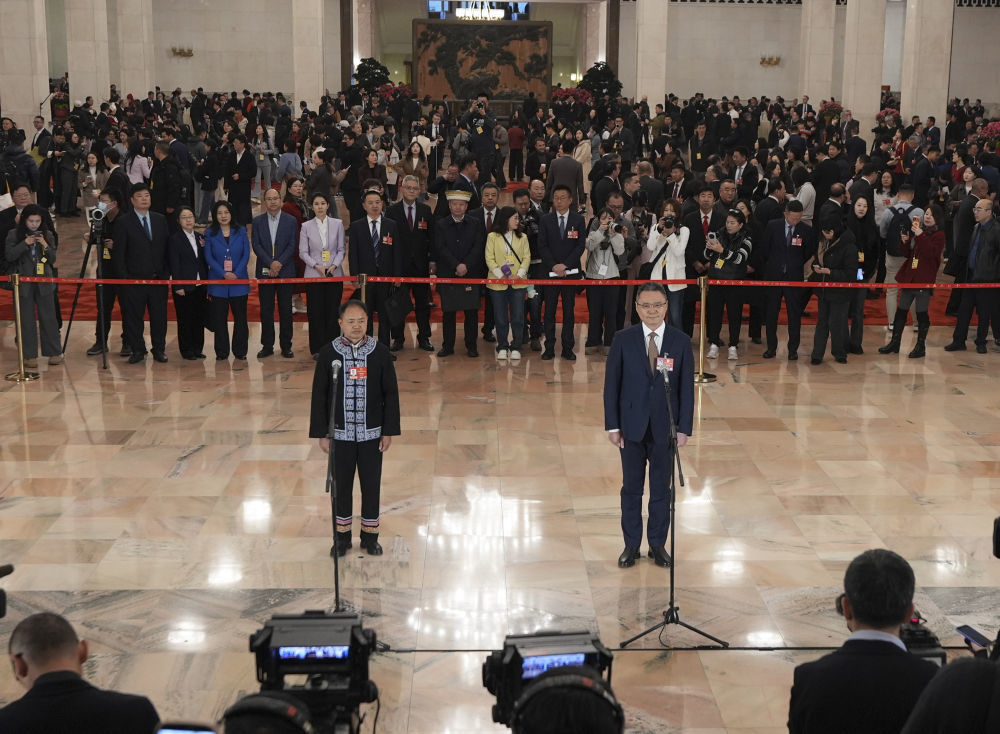 2026年3月5日,第十四届全国人民代表大会第四次会议首场“代表通道”集中采访活动在北京人民大会堂举行。 新华社记者 王曦 摄