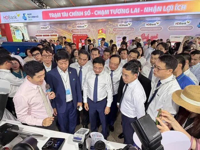 Đo&agrave;n l&atilde;nh đạo v&agrave; đại biểu trải nghiệm dịch vụ VietQRGlobal tại gian h&agrave;ng NAPAS.