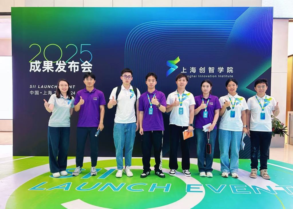王殿仪（左四）与上海创智学院年轻科研人员 受访者供图
