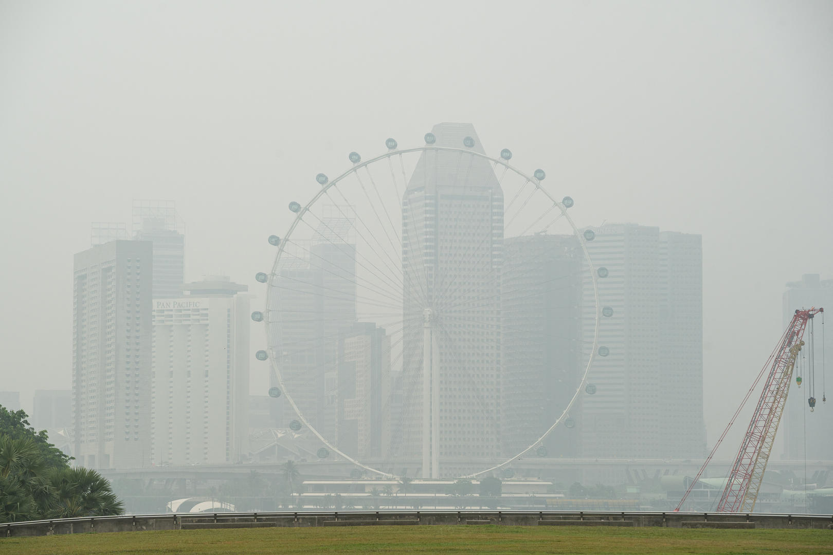 ▲当地时间2026年10月15日，新加坡摩天观景轮及周边高层建筑被来自印度尼西亚的烟霾笼罩 图据ICphoto