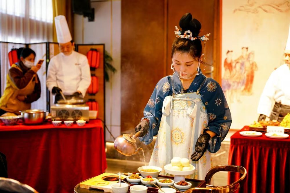 西安饭庄的厨师正在制作美食。(受访者供图)