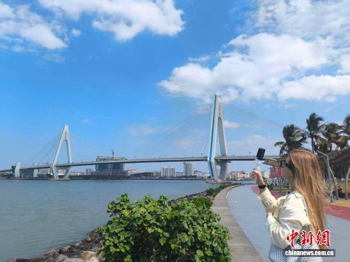 俄罗斯姑娘爱丽拍摄海口美景。　中新网记者 张茜翼 摄