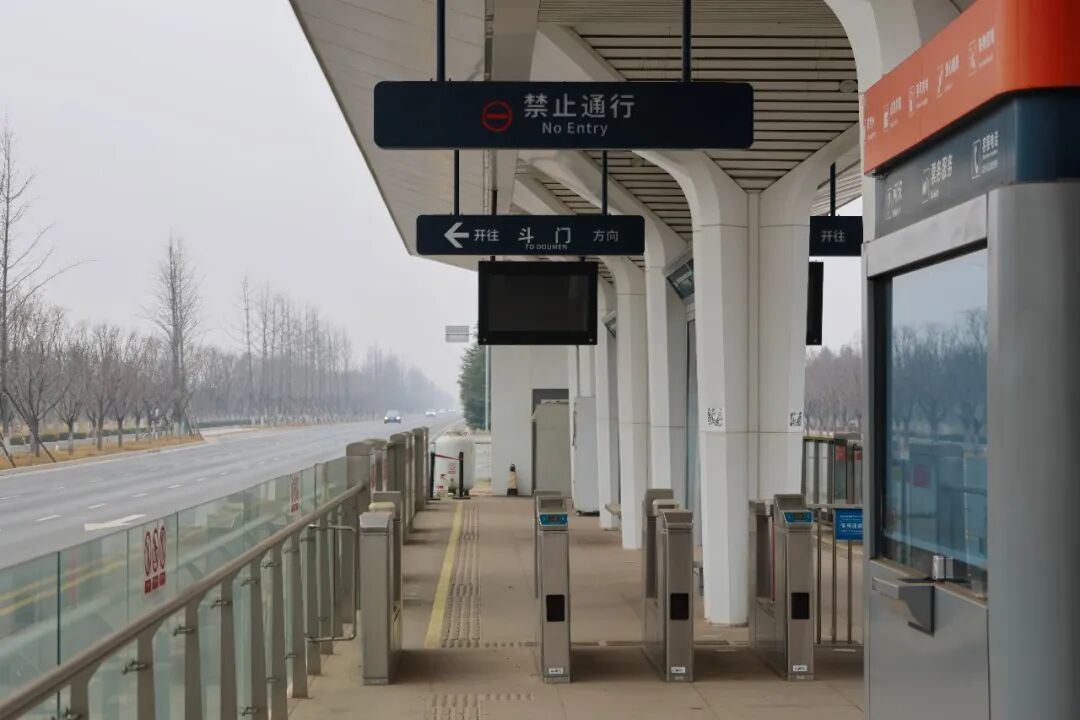 已拆除自动闸机的西咸智号线斗门站 图/受访者供图