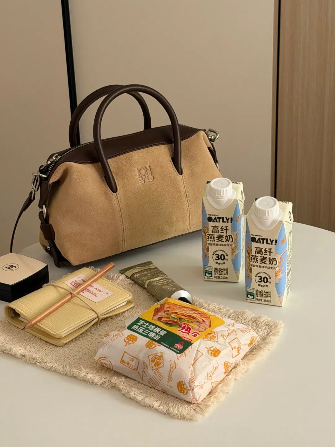 OATLY高纤燕麦奶便携饮用场景