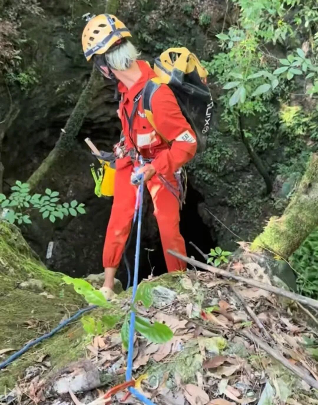 溶洞通常深达几十米,需要通过绳降技术进入