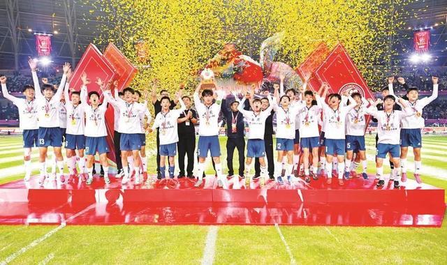 曲周神龙队获得邯郸U18青少年足球挑战赛冠军。图为颁奖现场。