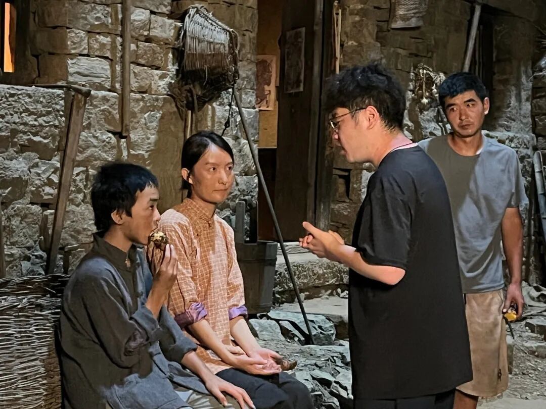 &middot;张帅鹏（右二）在拍摄现场给演员说戏。