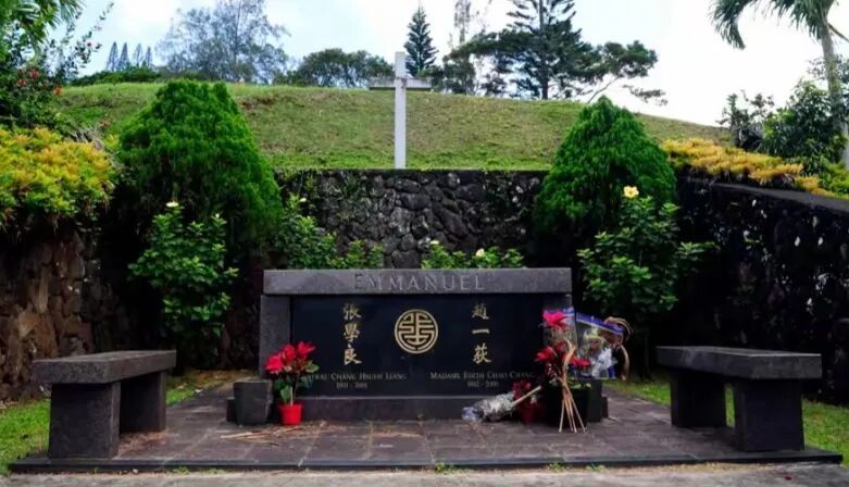 张学良与赵一荻合葬墓