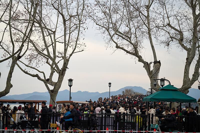 △游客打卡游览杭州西湖