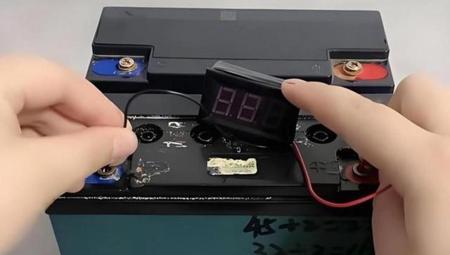 开电车第七年，电板掉电快得吓东说念主，充电越快越伤，哈工大检测压差超标一倍，改习尚后续航回暖，到底还能开几年-有驾