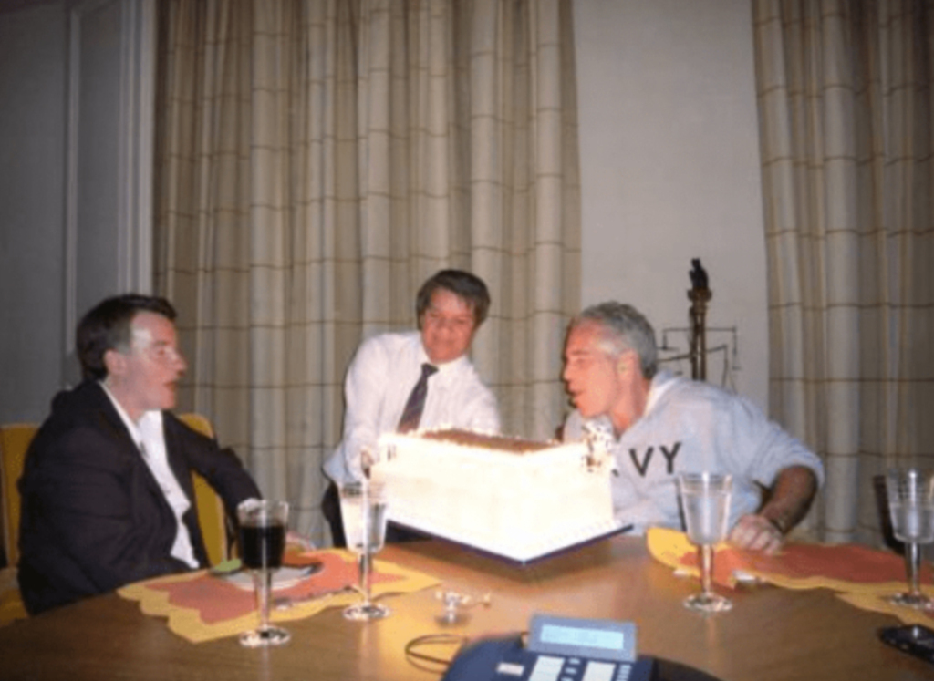 美国司法部公布的一张未注明日期的照片显示,照片中右为杰弗里·爱泼斯坦,左为彼得·曼德尔森,二人关系十分紧密。